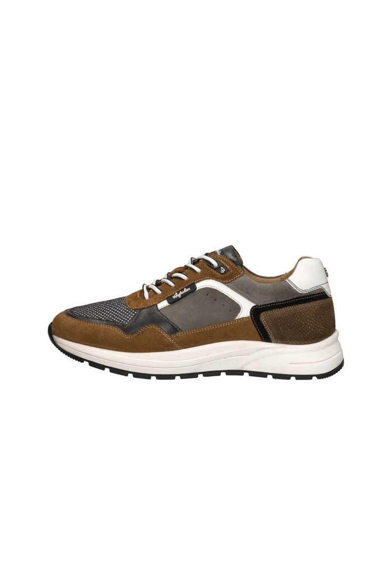 Bruine en grijze sneaker met een mix van suede en mesh materialen, voorzien van zwarte accenten, een witte zool en vijf oogjes voor de veters.