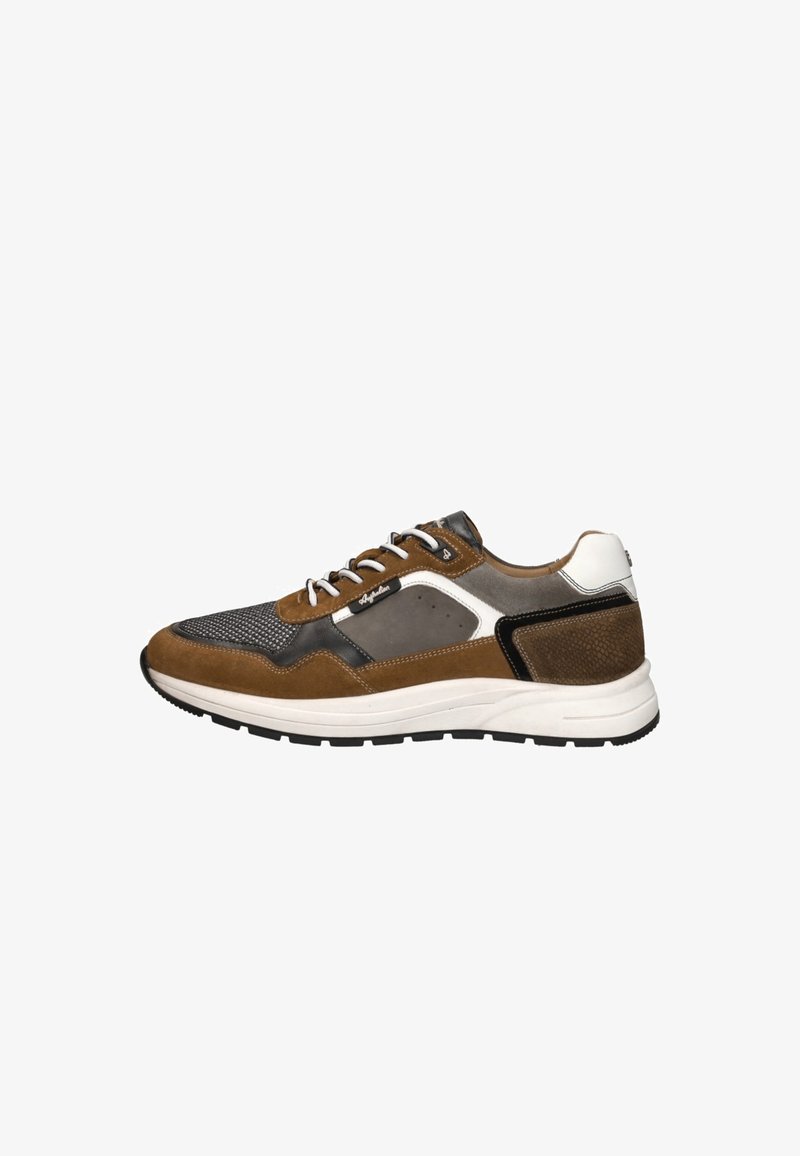 Bruine en grijze sneaker met een mix van suede en mesh materialen, voorzien van zwarte accenten, een witte zool en vijf oogjes voor de veters.