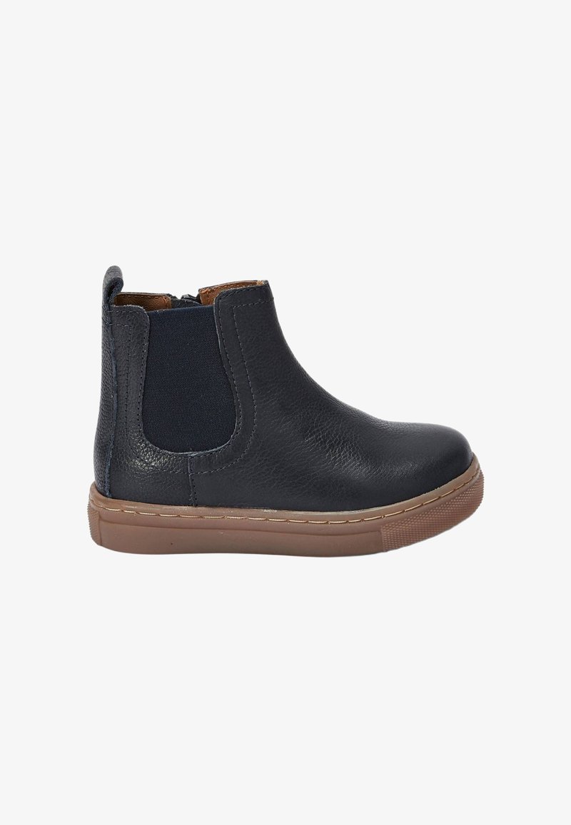 Botte courte en cuir bleu marine avec panneaux latéraux élastiques, bout rond et semelle en caoutchouc marron. Présente des détails de couture minimalistes.