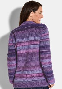 Strickpullover in Lila- und Rosatönen mit einem strukturierten, gestreiften Design. Verfügt über einen Kragen und lange Ärmel.
