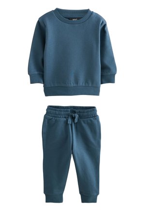 Blå langærmet sweatshirt til småbørn og matchende sweatpants med snøre og ribbede manchetter og linning på hvid baggrund.