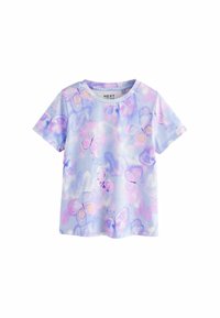 Kurzärmeliges T-Shirt aus hellblauem Stoff mit einem Schmetterlingsdruck in Pink und Lila. Verfügt über einen runden Halsausschnitt und eine lässige Passform.