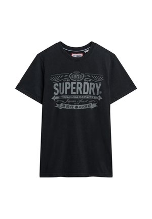 Camiseta de algodón negra con un gran logo gris "SUPERDRY" y texto de estilo vintage. Manga corta y cuello redondo con un ajuste relajado.