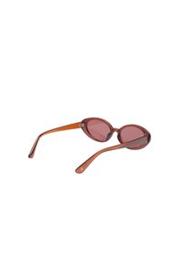 Brązowe plastikowe okulary w kocim kształcie z przyciemnianymi czerwonymi soczewkami, zakrzywionymi skroniami i subtelnym logo z boku dla eleganckiego wyglądu.