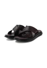 Sandalias de cuero marrón oscuro con tiras cruzadas, acentos perforados y una plantilla texturizada. Suelas de goma negra flexibles que brindan soporte.