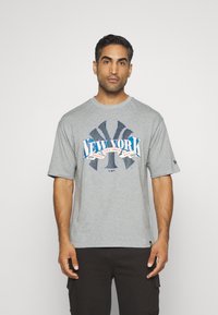 New Era MLB NEW YORK YANKEES ARCH GRAPHIC TEE - Camiseta estampada - grey