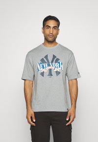 New Era - MLB NEW YORK YANKEES ARCH GRAPHIC TEE - T-shirts med print - grey Miniatyrbilde 1