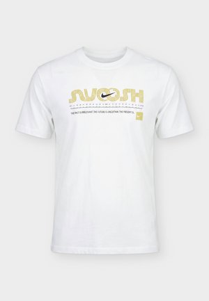 Λευκό κοντομάνικο μπλουζάκι Nike με κίτρινο κείμενο "Swoosh", μαύρο λογότυπο Nike και τη φράση "Το παρελθόν είναι αδιάφορο. Το μέλλον είναι αβέβαιο."