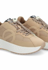 Tanen sneakers met textuurleer, een gewatteerde kraag, mesh accenten en een dikke witte zool. Inclusief platte veters en logo-detail.