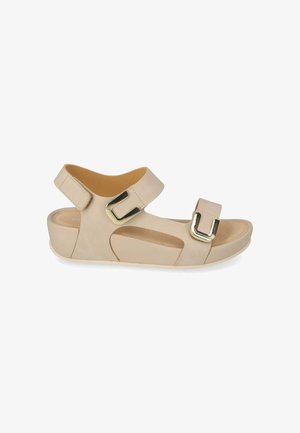 Sandalo beige con punta aperta, cinturini regolabili, fibbie metalliche e un leggero tacco a zeppa.