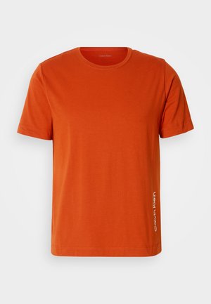 Oranje katoenen T-shirt met een ronde hals en korte mouwen, met een subtiele Calvin Klein-logo in het wit op de onderrand aan de voorkant.