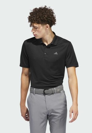 Polo nero a maniche corte con un collo a tre bottoni e un piccolo logo grigio. Abbina a pantaloni grigi chiari e una cintura intrecciata.