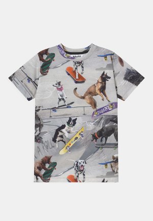 Bomulds T-shirt med et tryk af hunde, der skater i forskellige poser. Farverne inkluderer grå, brun, sort og hvid, med livlige skateboards.
