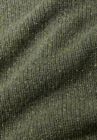 Tessuto lavorato a maglia verde oliva con un motivo a coste testo, caratterizzato da variegate macchie di giallo e blu, che creano profondità e interesse visivo.