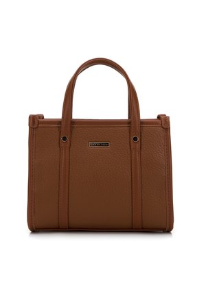 Sac à main en cuir marron avec une surface texturée, deux courtes poignées, une forme rectangulaire et une plaque de marque en métal à l'avant.