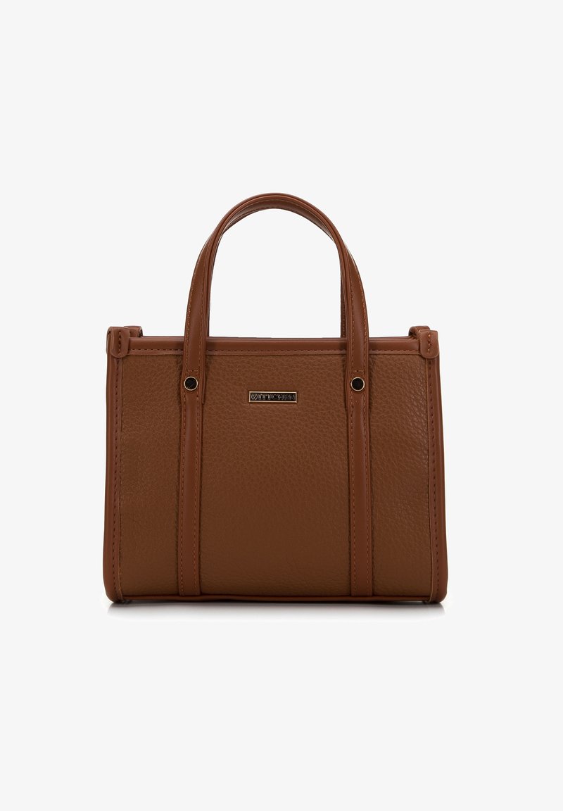 Sac à main en cuir marron avec une surface texturée, deux courtes poignées, une forme rectangulaire et une plaque de marque en métal à l'avant.