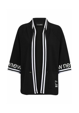 Schwarze leichte Jacke mit weißen Streifen am Kragen und an den Ärmeln, mit einer Fronttasche und verstellbarem Kordelzugdetail.