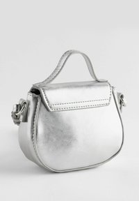 Borsa mini in argento metallico con forma strutturata, pattina di chiusura piatta, manico superiore e superficie testurizzata. Dispone di una tracolla regolabile.
