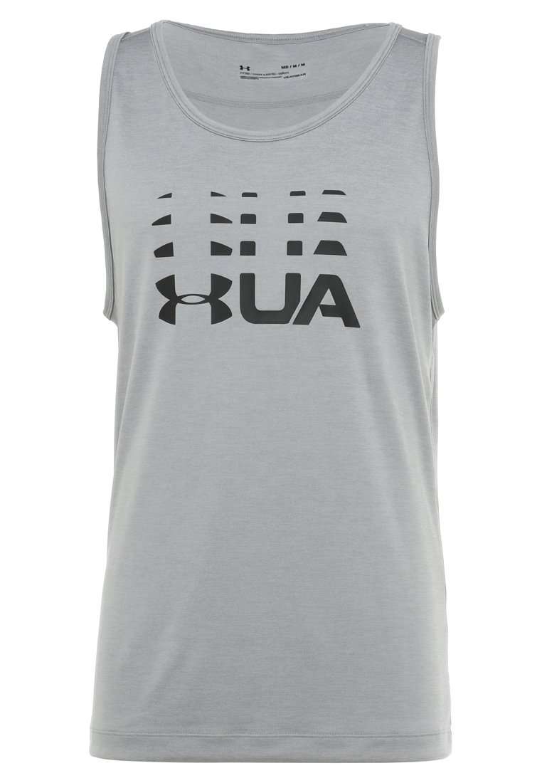 Camiseta sin mangas gris de tela ligera, con un diseño gráfico negro que presenta el texto "UA" en letras grandes en el frente.