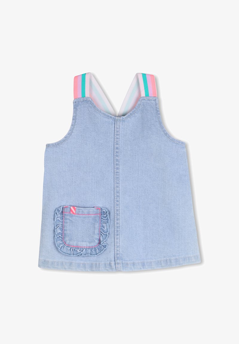 Robe en denim de couleur bleu clair, détail de poche à volants et bretelles rayées multicolores. Texture lisse et design sans manches.