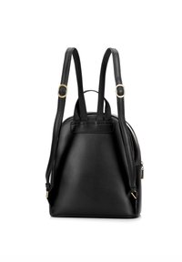 Černý batoh z umělé kůže s nastavitelnými popruhy, zaobleným tvarem, zlatými kovovými akcenty a kapsou na zip na boku. Hladký povrch.