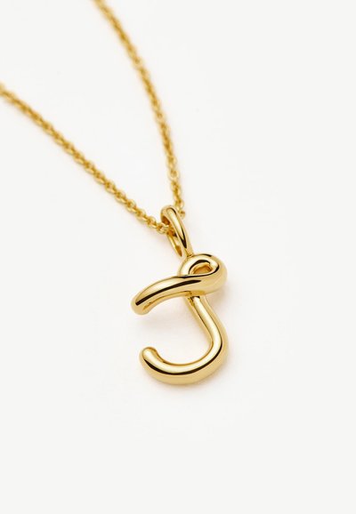 Χρυσό κολιέ με αλυσίδα και γυαλιστερό χρυσό μενταγιόν σε σχήμα στυλιζαρισμένου πεζού γράμματος «j» σε λευκό φόντο.