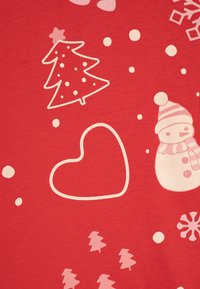 Roter Stoff mit winterlichen weißen Drucken: ein Weihnachtsbaum, ein Schneemann, ein Herz und Schneeflocken, mit einer glatten Textur und einfachem Design.