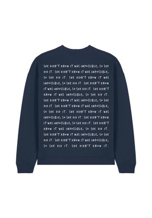 Marineblauwe sweatshirt met lange mouwen, met op de achterkant herhalende witte tekst die gaat over het overwinnen van onmogelijkheden.