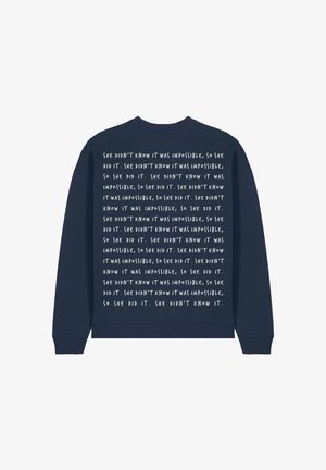 Marineblauwe sweatshirt met lange mouwen, met op de achterkant herhalende witte tekst die gaat over het overwinnen van onmogelijkheden.