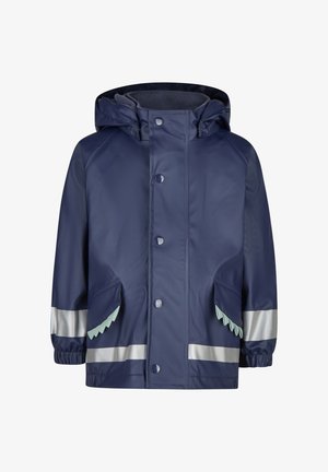 Giacca impermeabile per bambini di colore blu navy con cappuccio, bottoni a scatto frontali, bande riflettenti sulle maniche e sull'orlo, e tasche con pattina con dettagli azzurri.