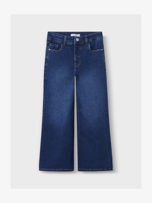 Széles szárú kék farmernadrág magas derékkal, öt zsebes kivitelben, enyhe elszíneződéssel. Gombos és cipzáras záródással.