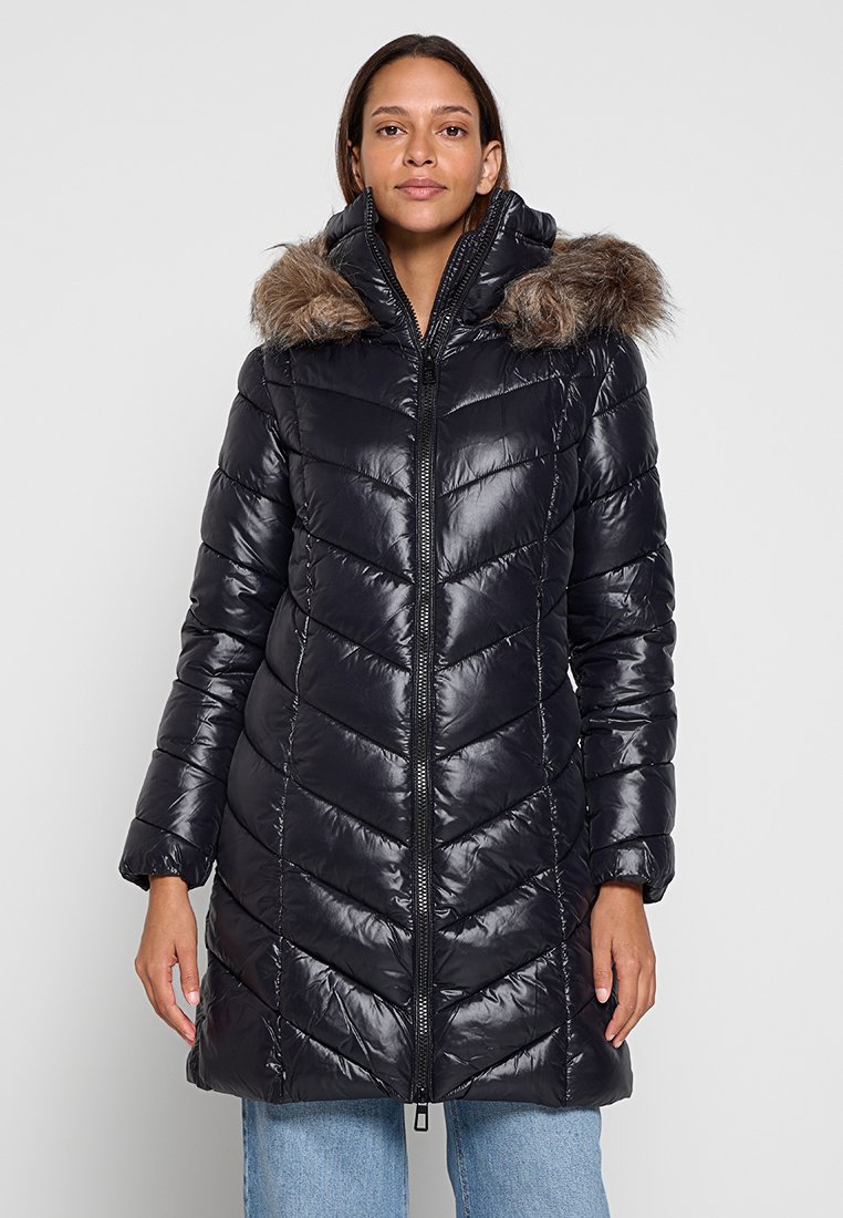 Zwarte gewatteerde jas met een chevronpatroon, een rits aan de voorkant en een capuchon met faux fur. De stof is glanzend en heeft een aantrekkelijke, zachte textuur.