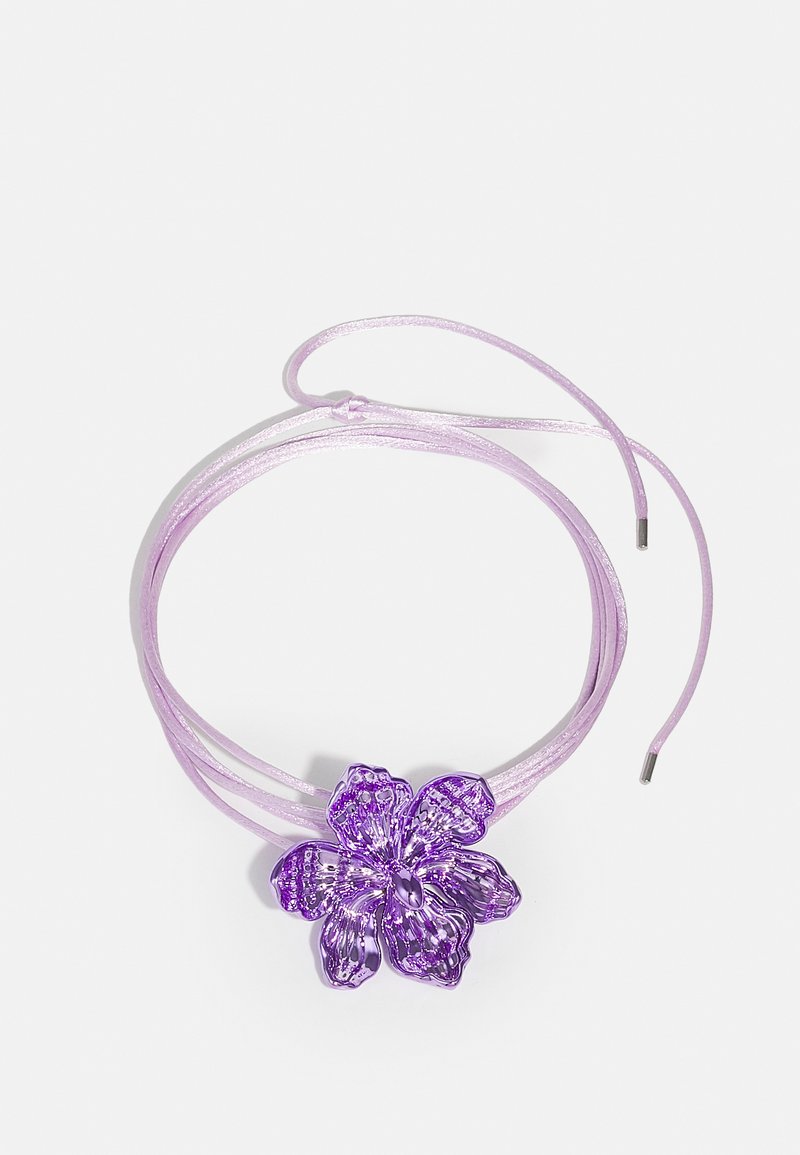 Lilla blomst choker med en glat, tekstureret blomster-centrum. Indeholder slanke, blanke lilla snore med sølvspidser.