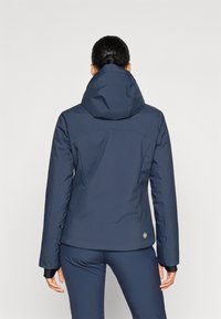 Námořnická modrá zateplená bunda s kapucí, vybavená zipovým zapínáním, elegantním designem a elastickými manžetami. Hladká, voděodolná tkanina.