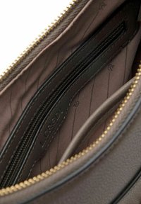 Bruine leren etui met textuur en een gouden rits, met een glad interieur en een zwarte ritsvak.