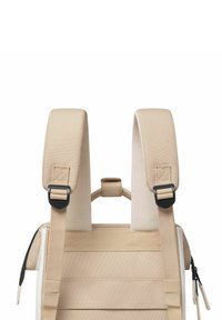 Beige rugzak met brede, gevoerde schouderbanden; klittenbandaccenten en een bovenhandgreep; textuurstof en een ritsvak.