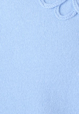 Tissu tricoté bleu clair avec une texture lisse, présentant un élément décoratif ressemblant à un nœud fabriqué à partir du même matériau.