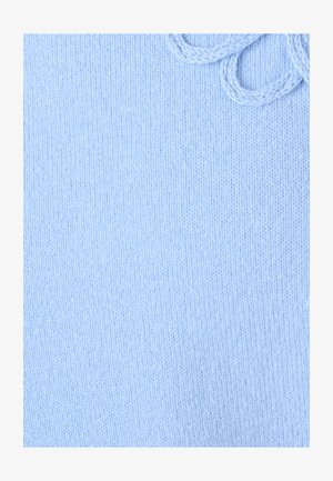 Lichtblauwe gebreide stof met een gladde textuur, voorzien van een decoratief element dat lijkt op een strik gemaakt van hetzelfde materiaal.