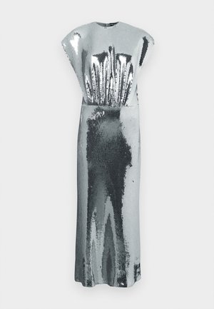 Garšīga sudraba sekvīnu kleita bez piedurknēm ar augstu kakla izgriezumu un smalkām tekstūras rakstām, kas atspoguļo gaismu.