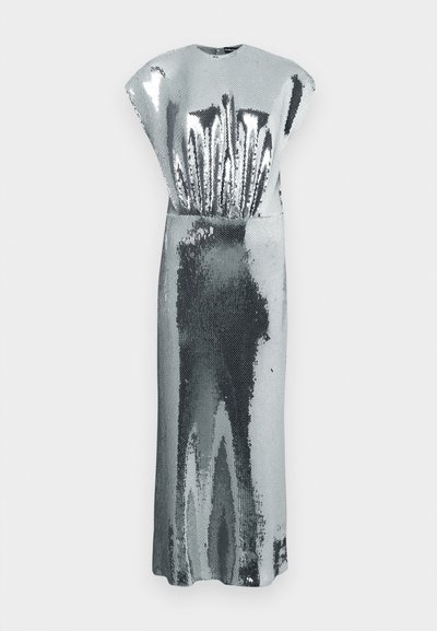 Garšīga sudraba sekvīnu kleita bez piedurknēm ar augstu kakla izgriezumu un smalkām tekstūras rakstām, kas atspoguļo gaismu.