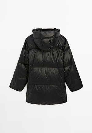 Schwarze Pufferjacke mit Kapuze, glänzende Oberfläche, horizontale Nähte und lange Ärmel. Minimalistisches Design, keine sichtbaren Beschläge.