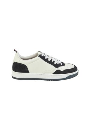 Baskets blanches en cuir avec des accents en suède gris foncé, bout perforé, lacets blancs et semelle en caoutchouc. Présente un petit logo sur les côtés.