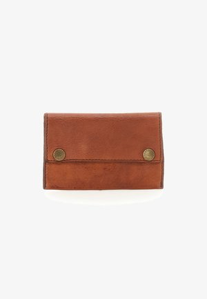 Portafoglio in pelle marrone con superficie testurizzata, dotato di due bottoni a pressione in ottone e bordi cuciti. Design compatto e rettangolare.