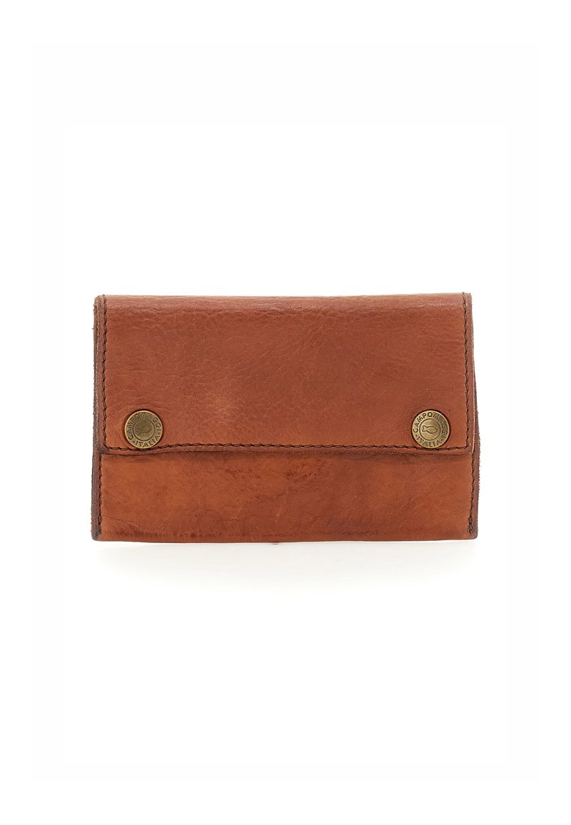 Portafoglio in pelle marrone con superficie testurizzata, dotato di due bottoni a pressione in ottone e bordi cuciti. Design compatto e rettangolare.