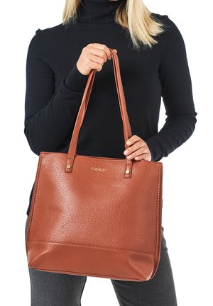 Sac fourre-tout en simili cuir marron avec finition texturée, deux longues poignées, logo doré et accents cousus.