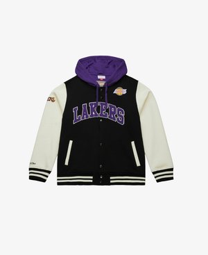 Schwarz-weiße College-Jacke mit lila Kapuze, dem Schriftzug "LAKERS" in auffälligem Lila und einem Basketball-Logo auf der Brust. Gestreifte Bündchen.