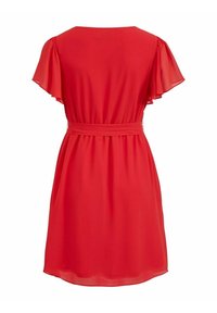 Robe rouge longueur genou avec manches courtes volantées et ceinture en tissu assorti à la taille, vue de dos.