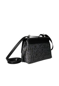 Borsa a tracolla nera e grigia con texture, caratterizzata da un logo prominente e una chiusura a soffietto.