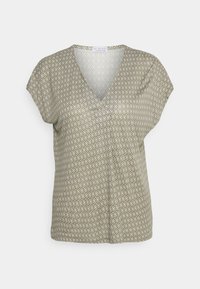 Blusa verde-oliva de manga curta com decote em V, com um padrão de diamante por toda a parte e um corte descontraído. O tecido leve cai suavemente.