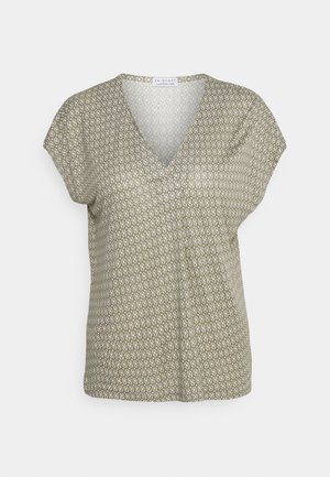 Blusa verde-oliva de manga curta com decote em V, com um padrão de diamante por toda a parte e um corte descontraído. O tecido leve cai suavemente.